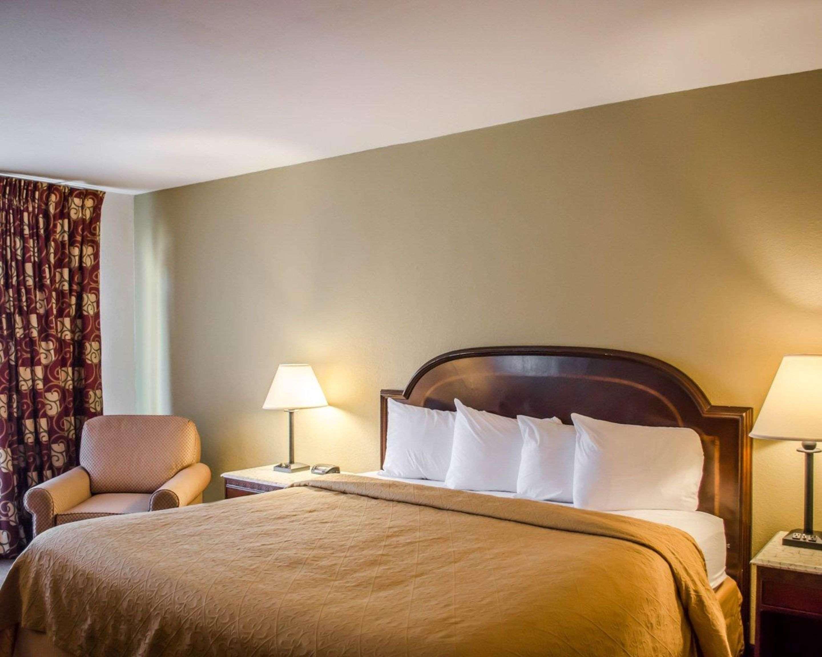Quality & Pensacola Bayview Hotel 2*