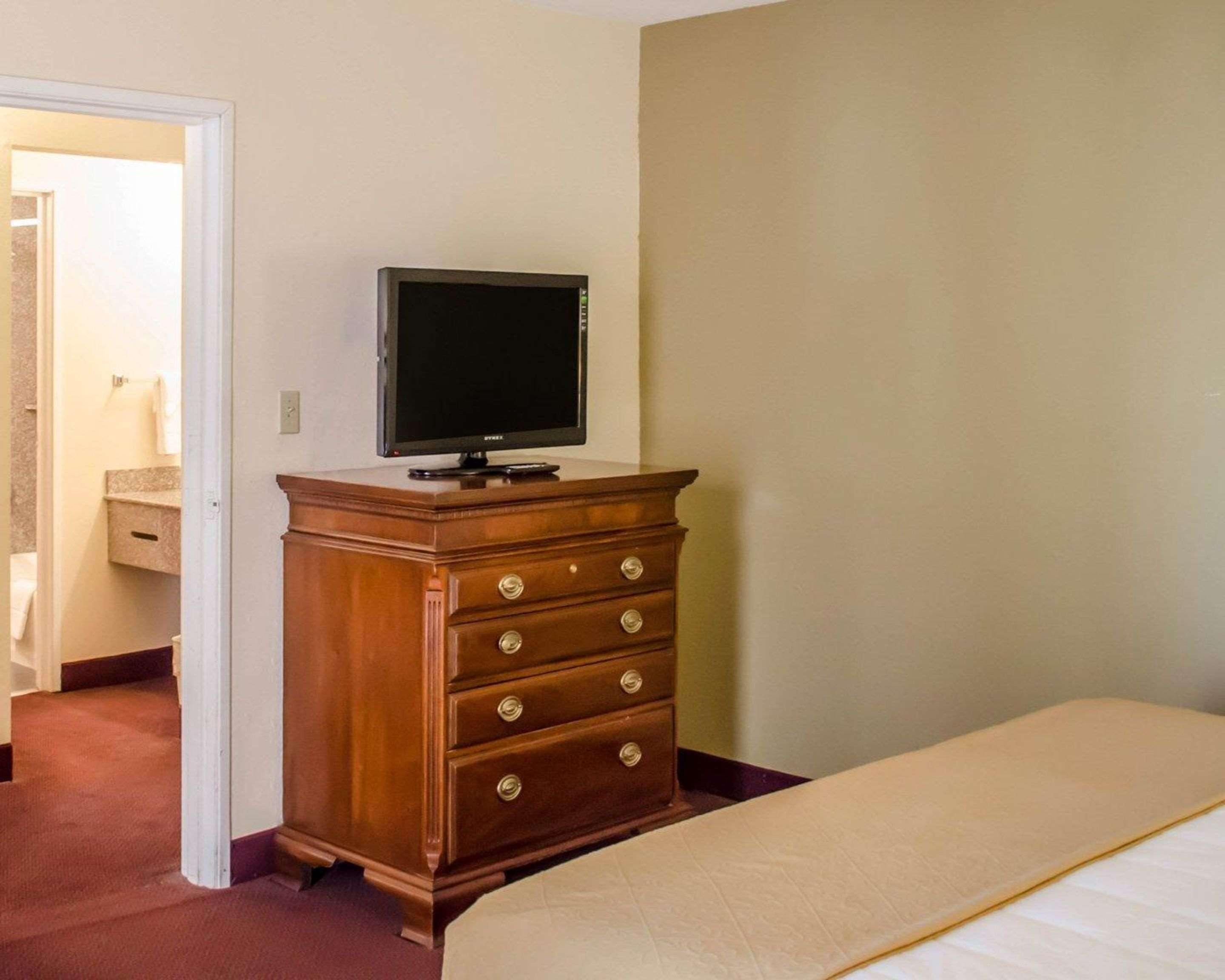 Hotel Quality & Pensacola Bayview
