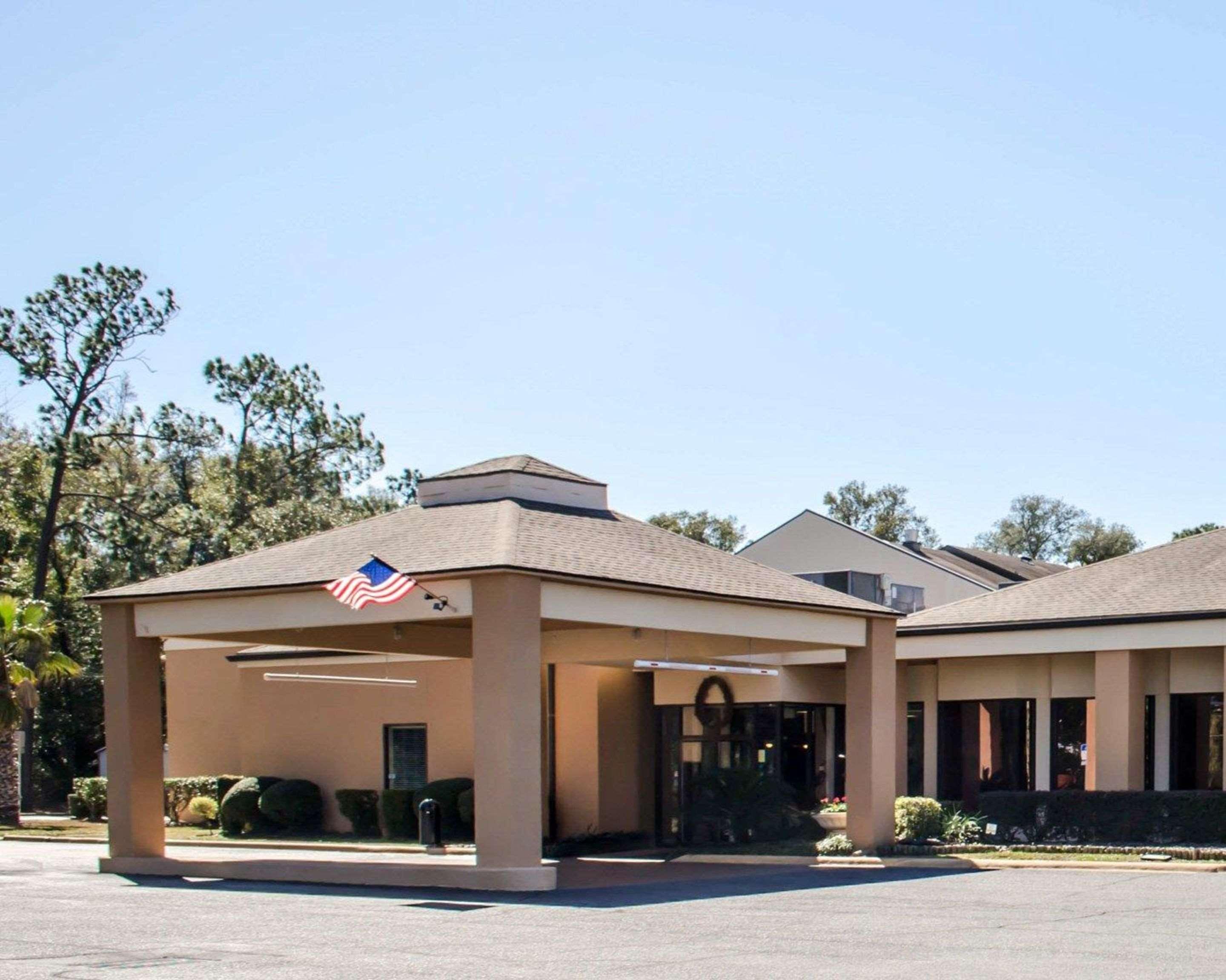 Quality & Pensacola Bayview Hotel 2*
